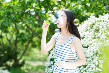 güzel kız blowing Bubbles