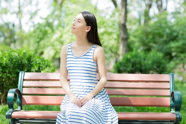 Parktaki güzel kız.