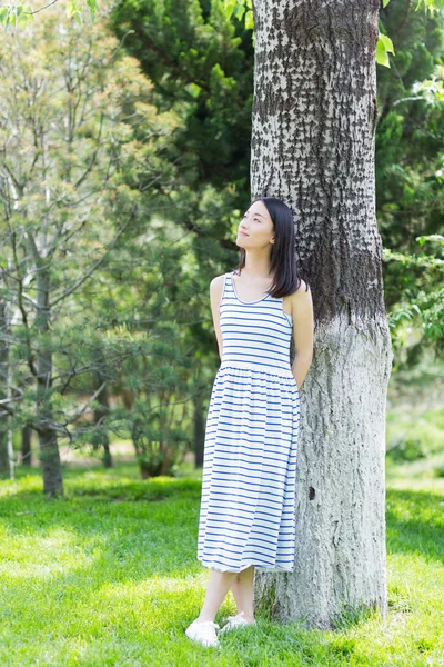 Kız gövdede yalın