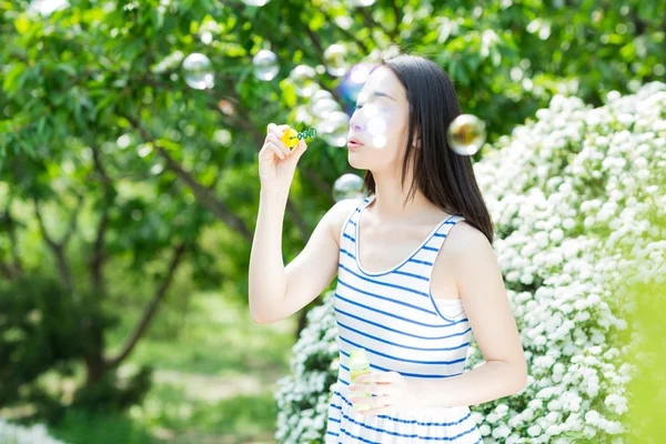 güzel kız blowing Bubbles