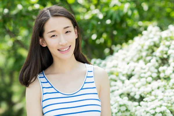 Belle jeune femme jouissant en été — Photo