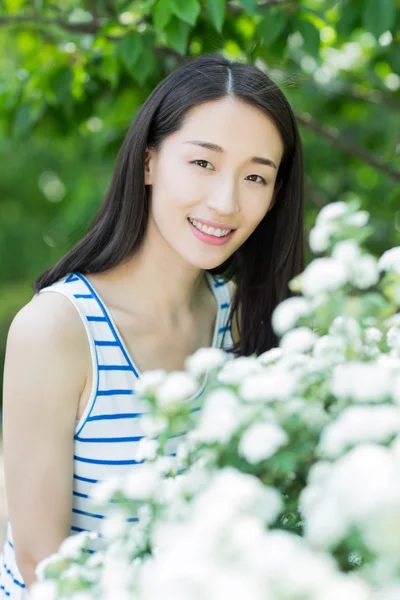 Beautiful young woman enjoying in summer — Stock Photo, Image