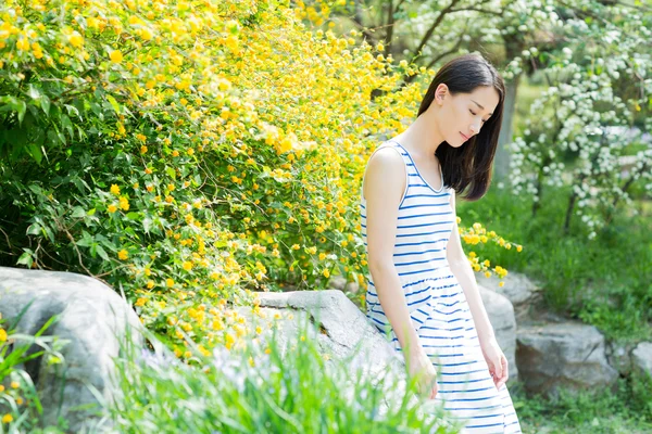 Söt flicka i färgglada klänning trädgård — Stockfoto