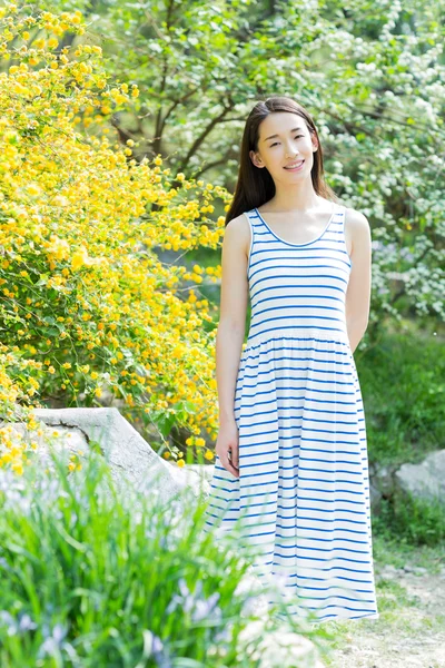 Menina bonito no jardim vestido colorido — Fotografia de Stock