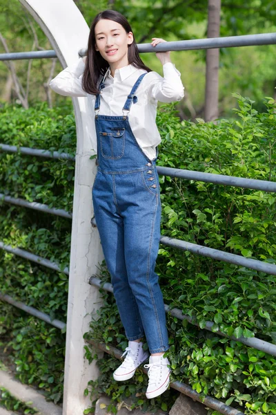 Menina vestindo roupas casuais — Fotografia de Stock