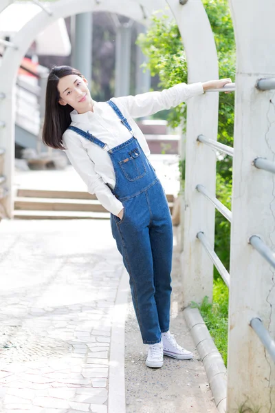 Schöne Mädchen im Park — Stockfoto