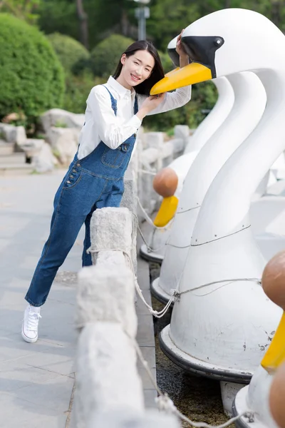 Hübsches Mädchen und Boot — Stockfoto