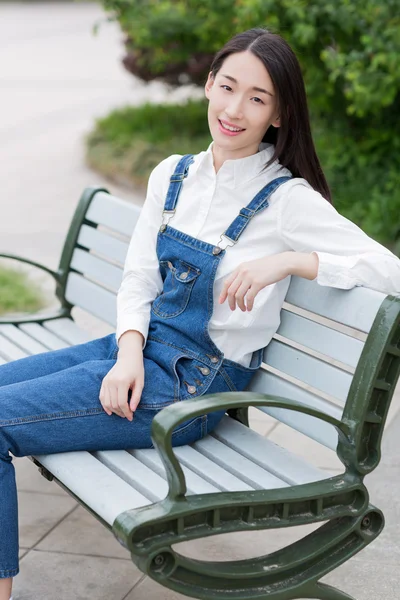 Menina bonita no parque — Fotografia de Stock