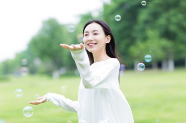 genç kız ve kabarcıklar