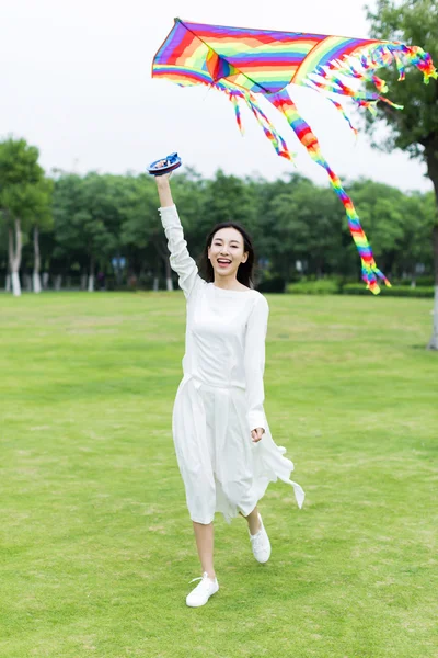 Κοπέλα να πετάει χαρταετό στο πάρκο — Φωτογραφία Αρχείου