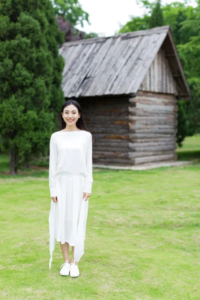 Beautiful teenagers standing in front cabin — Stock Photo, Image