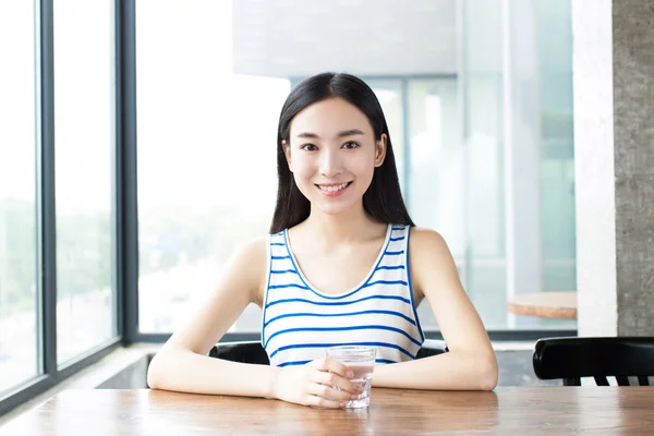 kadınla ve kahve gülümseyen