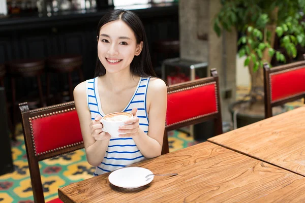 Frau mit Kaffeebecher — Stockfoto