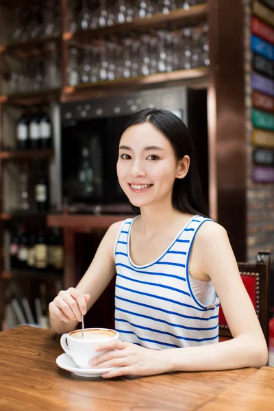 Mujer con taza de café — Foto de Stock