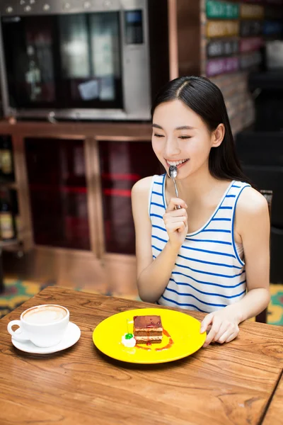 Junges Mädchen in einem Café beim Kaffeetrinken — Stockfoto