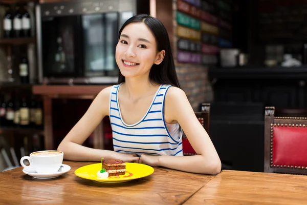 Frau trinkt Kaffee und frühstückt. — Stockfoto