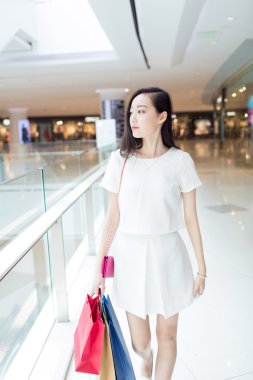 Hevesli alışveriş kız