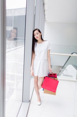 Çin Asya müşteri mutlu gülümseyerek