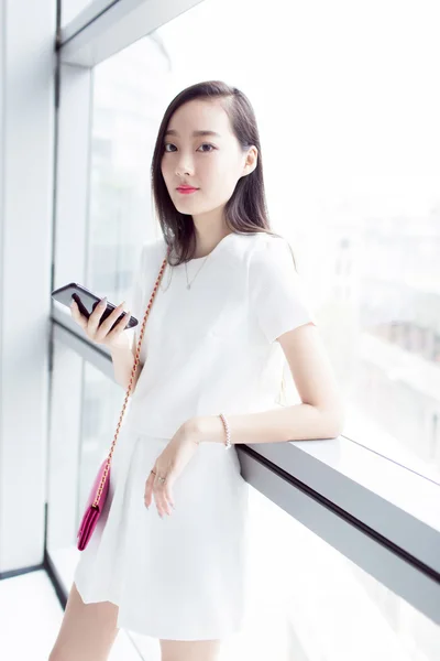Ragazza che indossa un vestito bianco — Foto Stock