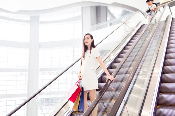 Chinees meisje in shopping mall — Stockfoto