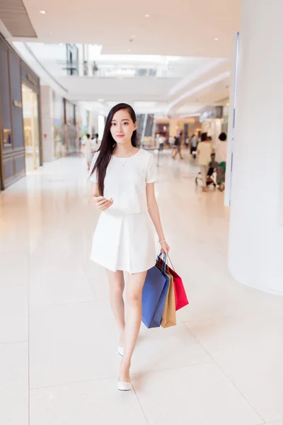 Meisje in shopping center — Stockfoto