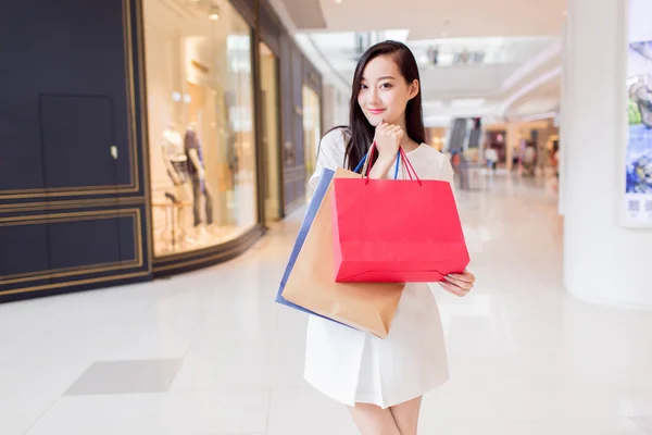 Girl in shopping center — Stock Photo, Image