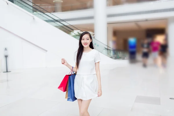 Chinees meisje in shopping mall — Stockfoto