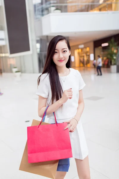 Chinees meisje in shopping mall — Stockfoto