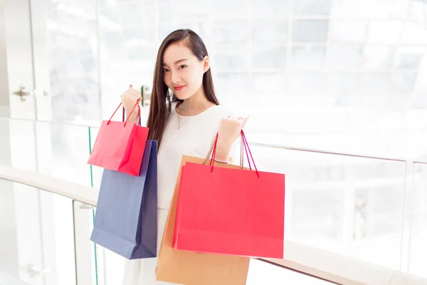 Het volwassen meisje portret met gekleurde tassen — Stockfoto