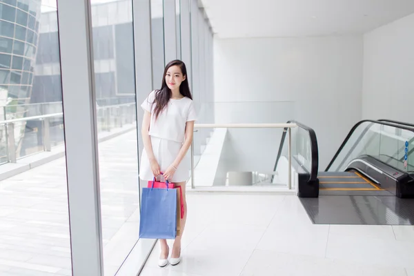 Chinês ásia comprador sorrindo feliz — Fotografia de Stock