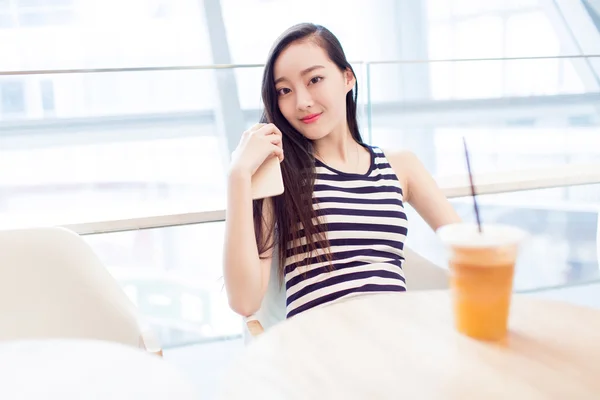 Chica sentada en una cafetería — Foto de Stock
