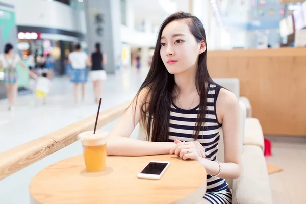 Chica bebiendo un vaso de bebidas heladas — Foto de Stock