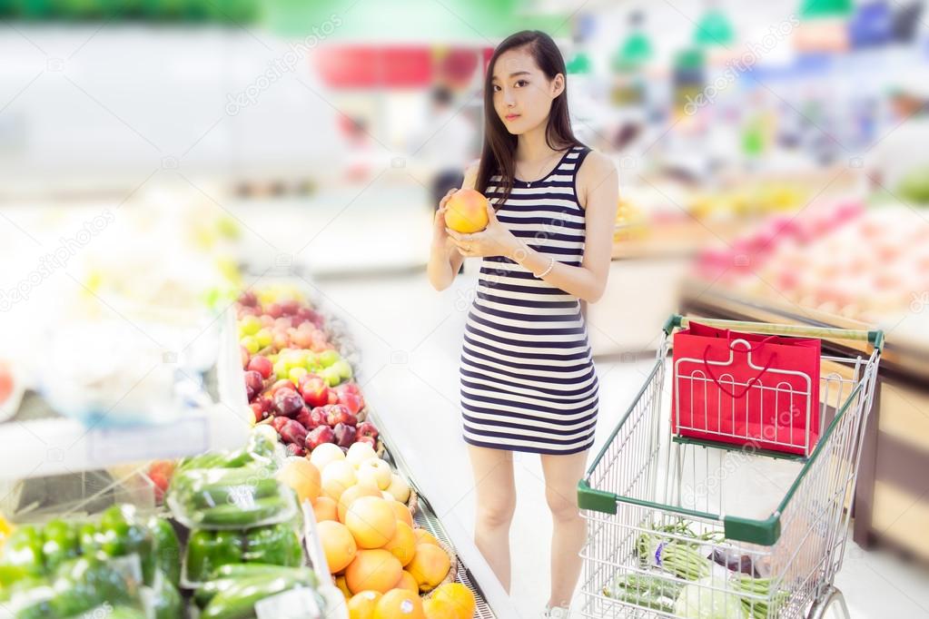 chinese girl in the selection of fruit