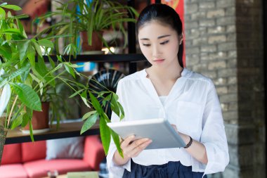 kafede net sörf kadın