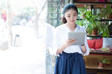 güzel erkek dijital tablet kafede kullanma