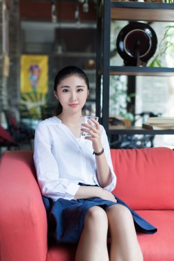 güzel kadın içme suyu