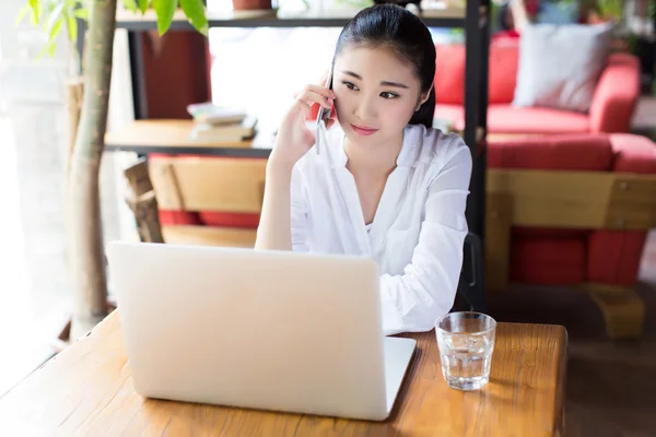 Smiling young woman is sit in a cafe — Stock Photo, Image