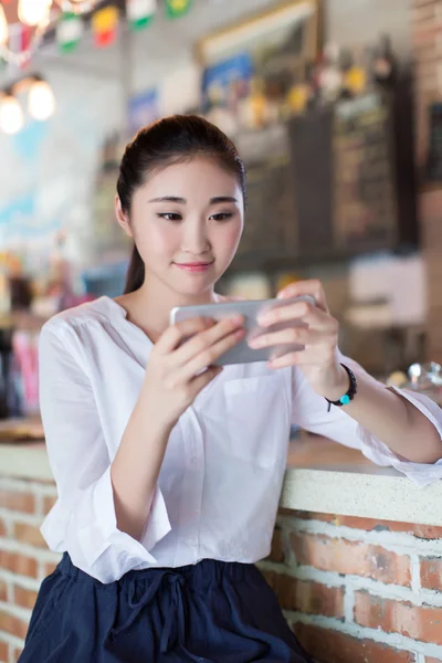 Chinese girl in the bar bar counter — Stock Photo, Image