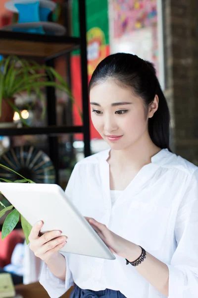 Woman surfing the net in coffee shop — Stock Photo, Image