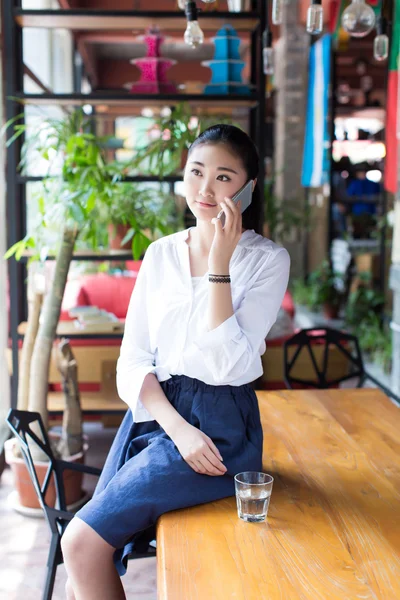 Chica sentada en un café — Foto de Stock