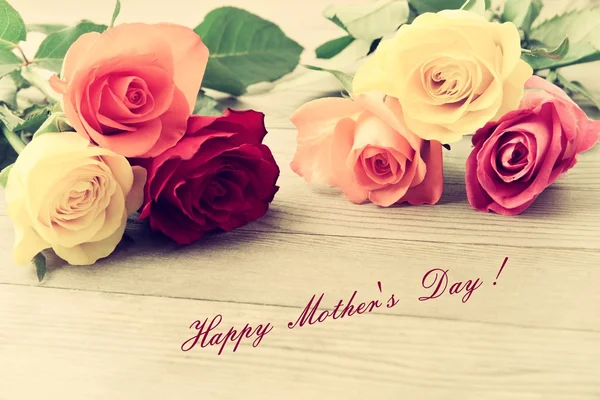 母亲的一天。母亲送花。母亲一天卡与玫瑰。母亲天上涨。母亲一天背景和母亲之花。母亲一天的礼物. — 图库照片