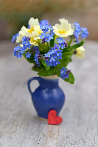 Çiçek ve kalp aşk için.