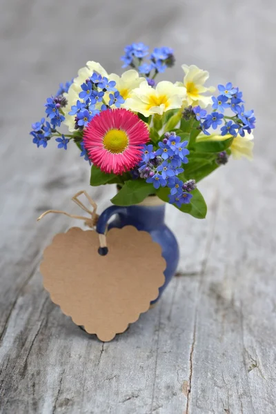 Bloemen en hart voor de liefde. Stockafbeelding