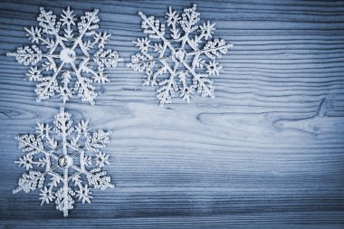 kar taneleri ile Noel süsleri