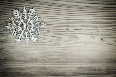 kar taneleri ile Noel süsleri