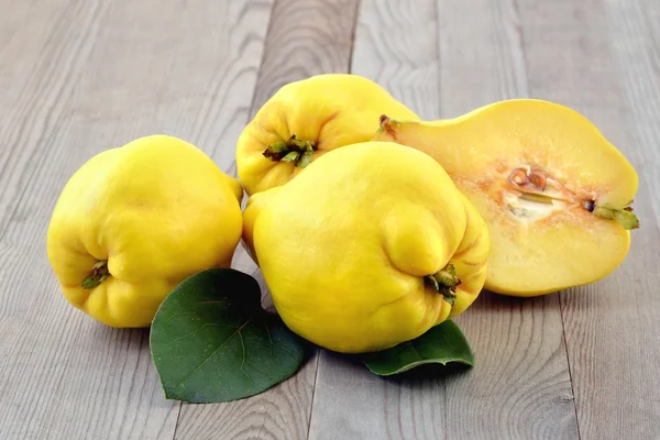 Quince. Fresh fruit. — Stock Photo, Image