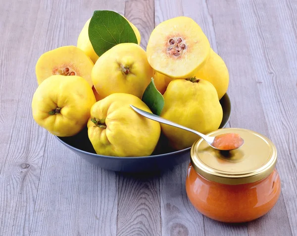 Quince. Fresh fruit. — Stock Photo, Image