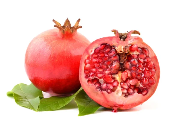 yaprakları ile olgun nar.