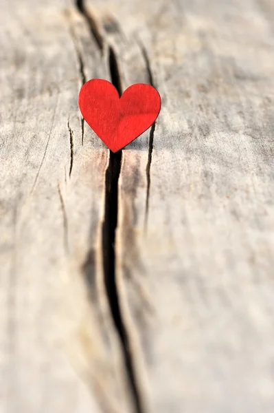 Ahşap arka planda kırmızı kalp.