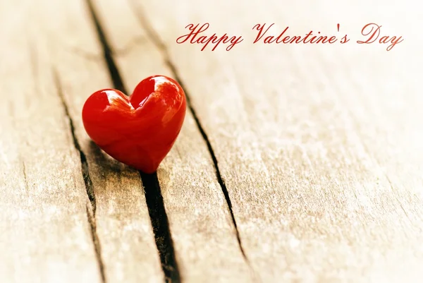 Ahşap arka planda kırmızı kalp.